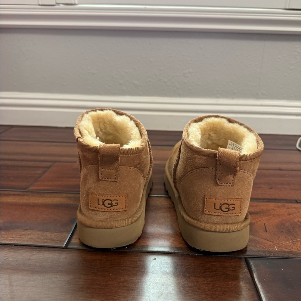 Ultra mini classic boot (chestnut) size 7